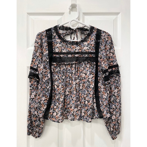American Eagle Outfitters Tops - American Eagle Outfitters Floral Cropped Shirt